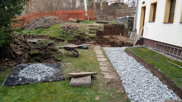 Vstup na terasu.
Zatím jen pro odvážné a v holínkách.