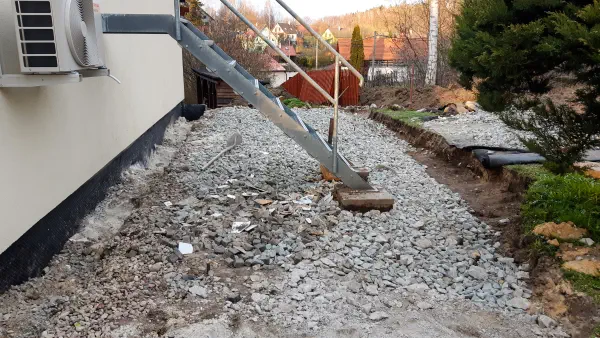 Schody už vědí, kam jdou.
Terasa zatím hledá směr.